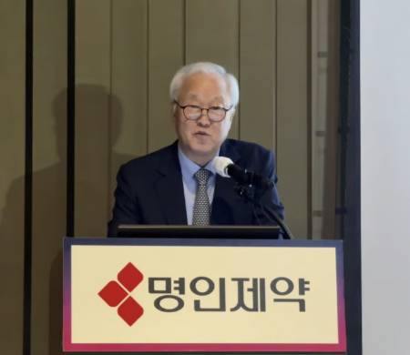 이행명 명인제약 회장이 지난 15일 서울 영등포구 여의도 페어먼트 앰버서더 호텔에서 열린 명인제약 기업공개(IPO) 기자간담회에서 발언하고 있다./사진=김선아 기자