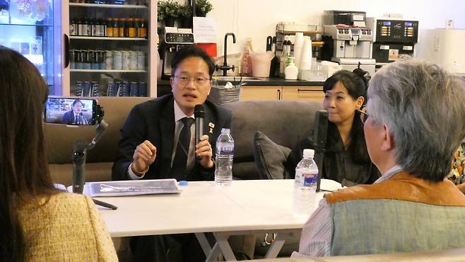 26일 서울 중구 '연필로 명상하기' 스튜디오에서 '미래를 위한 지금, 한국 애니메이션을 고민하다'를 주제로 열린 간담회에서 박주민 더불어민주당 의원이 발표하고 있다./사진=연필로 명상하기