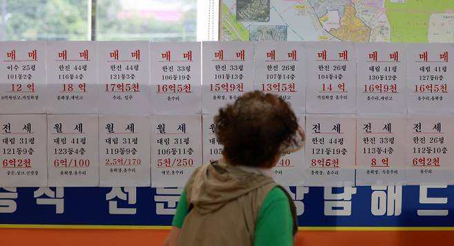 최근 아파트 거래 해제가 급증한 현상에 대해 조작 가능성을 완전히 배제할 수는 없다는 분석이 나온다. 사진은 서울 시내의 부동산 중개업소에 매물 정보가 게시된 모습으로 기사와는 무관. /사진=뉴시스