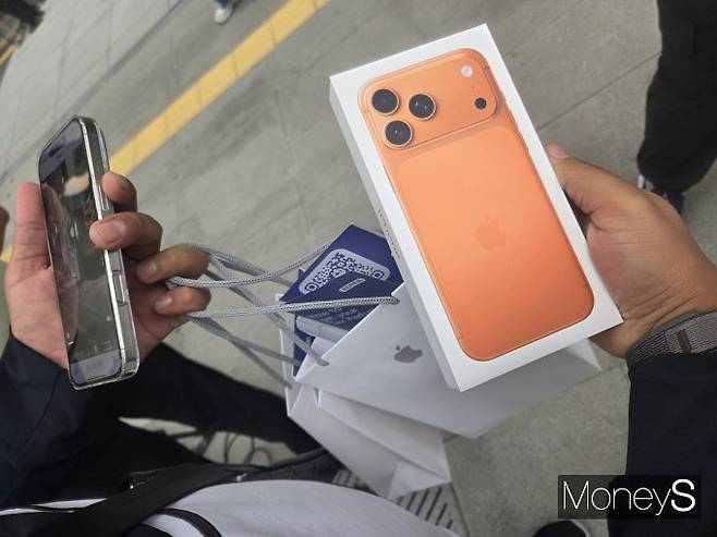 우즈베키스탄인 사바씨(33)는 한국에서 아이폰을 구매하기 위해 새벽 3시 서울 중구 '애플 명동'에 도착했다. 사진은 사바씨가 새로 구매한 아이폰 17 시리즈를 기자에게 소개하는 모습. 왼손에 든 휴대폰에는 직접 촬영한 애플 명동 앞 새벽 풍경 영상이 재생되고 있다. /사진=김미현 기자