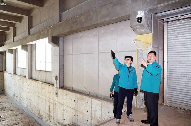 파주시가 오는 10월 1일 운정신도시 산내·한울마을 내 유수지에 위치한 기존 오수중계펌프장 건물을 ‘산내 다목적실내체육관’과 ‘한울 실내탁구장’으로 새 단장하는 공사에 착수한다. 파주시 제공