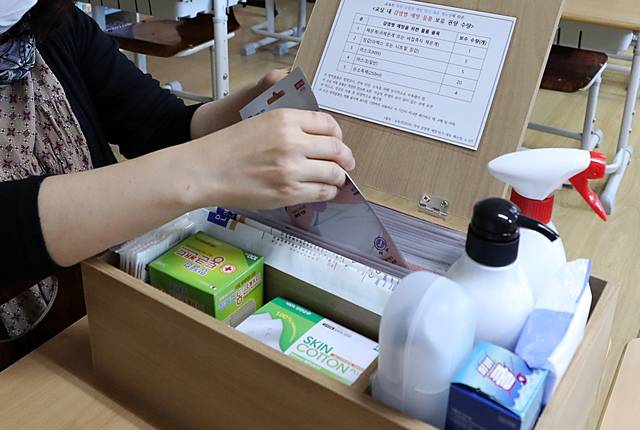 보건교사가 학생들의 감염병 예방 및 응급처치를 위한 키트를 정리하는 모습. (사진은 기사 내용과 무관함) 뉴시스