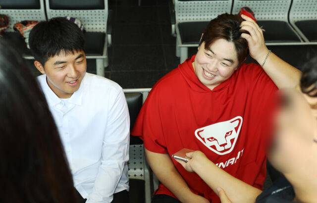 대구고 선후배 김민준과 이로운(왼쪽부터)./SSG 랜더스