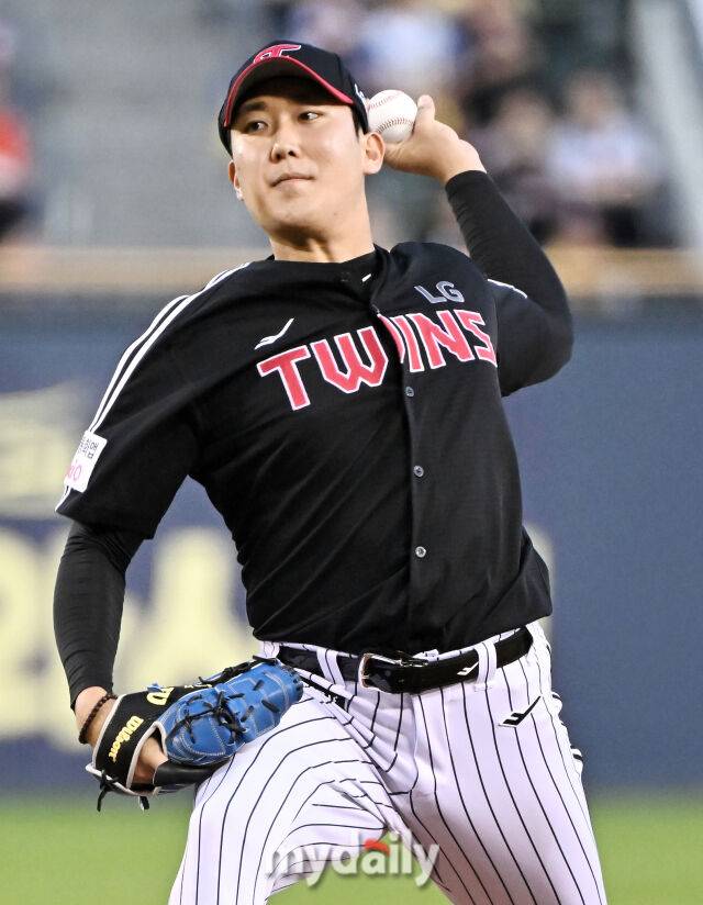 10일 오후 서울 잠실야구장에서 진행된 '2025 프로야구 KBO리그' 두산베어스와 LG트윈스의 경기. LG 선발투수 손주영이 역투하고 있다./마이데일리