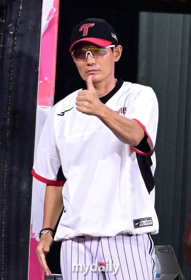 2025년 8월 12일 오후 경기도 수원KT위즈파크에서 열린 '2025 신한 SOL뱅크 KBO 리그' LG 트윈스와 KT 위즈의 경기. LG 1루 주자 박해민이 5회초 1사 1루서 신민재의 1타점 3루타 때 홈을 밟자 염경엽 감독이 엄지 손가락을 치켜 세우고 있다./마이데일리