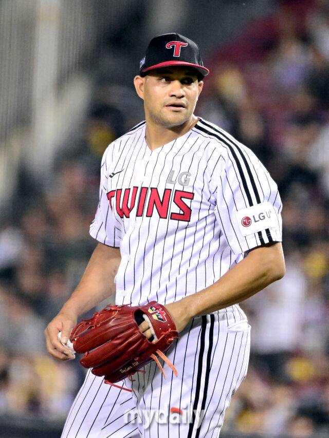 2025년 9월 11일 오후 서울 잠실구장에서 열린 '2025 신한 SOL뱅크 KBO 리그' KT 위즈와 LG 트윈스의 경기. LG 선발투수 치리노스가 6회초 실점 위기를 무실점으로 막은 뒤 기뻐하고 있다./마이데일리