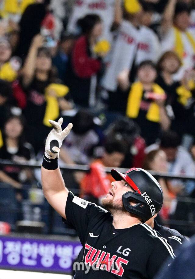 2025년 9월 26일 오후 대전 한화생명 볼파크에서 열린 '2025 신한 SOL뱅크 KBO 리그' LG 트윈스와 한화 이글스의 경기. LG 오스틴이 6회초 1사 후 솔로 홈런을 친 뒤 기뻐하고 있다./대전 = 유진형 기자