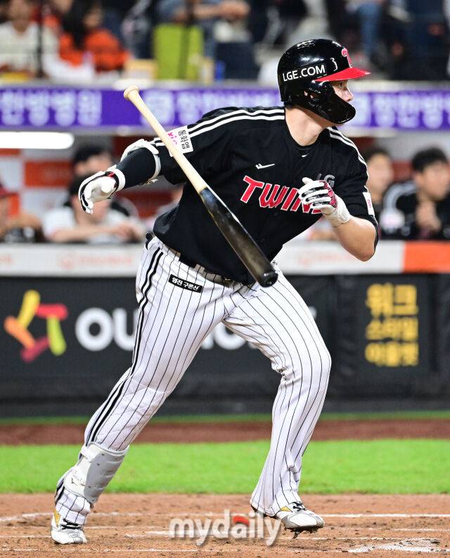 2025년 9월 26일 오후 대전 한화생명 볼파크에서 열린 '2025 신한 SOL뱅크 KBO 리그' LG 트윈스와 한화 이글스의 경기. LG 홍창기가 3회초 2사 후 안타를 치고 있다./대전 = 유진형 기자