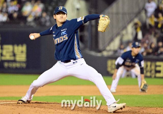2025년 4월 24일 오후 서울 잠실구장에 진행된 '2025 신한 SOL뱅크 KBO 리그' NC 다이노스와 LG 트윈스의 경기.NC 전사민이 7회말 구원등판해 역투하고 있다./마이데일리