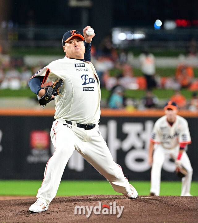 2025년 9월 26일 오후 대전 한화생명 볼파크에서 열린 '2025 신한 SOL뱅크 KBO 리그' LG 트윈스와 한화 이글스의 경기. 한화 선발투수 류현진이 역투하고 있다./대전 = 유진형 기자