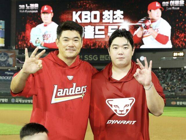 KBO리그 최초 30홀드 듀오가 된 노경은과 이로운./SSG 랜더스