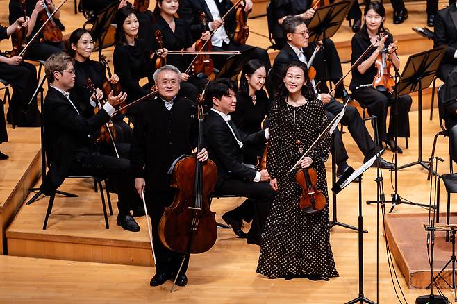 첼리스트 지안왕, 바이올리니스트 클라라 주미 강과 김선욱이 지휘하는 경기필하모닉의 ‘가을에는 브람스’ [경기아트센터 제공]