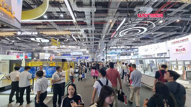 지난 23일(현지시간) 중국 상해에서 열린 ‘중국국제산업박람회(CIIF·Chinese International Industry Fair)’ 전시장 모습. [김영철 기자]