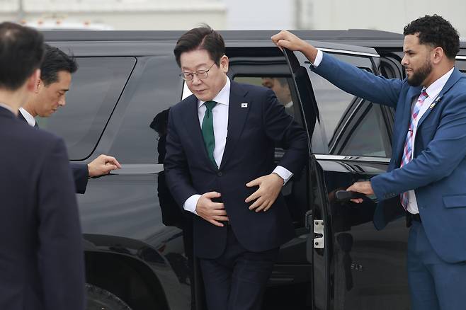 미국 방문 일정을 마친 이재명 대통령이 25일(현지시간) 뉴욕 JFK공항에 도착해 차에서 내리고 있다. [연합]