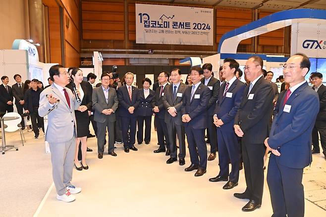 이현재 하남시장(왼쪽 첫 번째)이 지난해 9월 서울 강남구 삼성동 코엑스에서 열린 ‘제10회 집코노미 박람회 2024’에서 오세훈(오른쪽 세 번째) 서울시장 등 주요 내빈을 만나 미래형 첨단산업 육성의 핵심이 될 캠프콜번과 K-스타월드 사업 추진에 대해 설명하고 있다.  [하남시 제공]