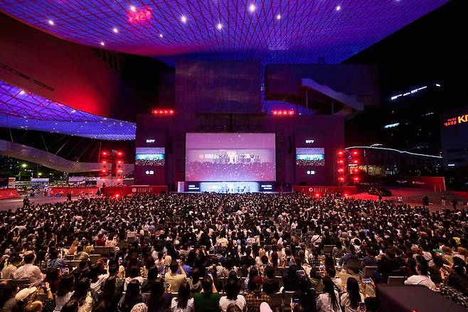부산 해운대구 영화의전당의 모습. 제30회 부산국제영화제 야외극장을 찾은 관객들로 가득차있다. [부산국제영화제 제공]