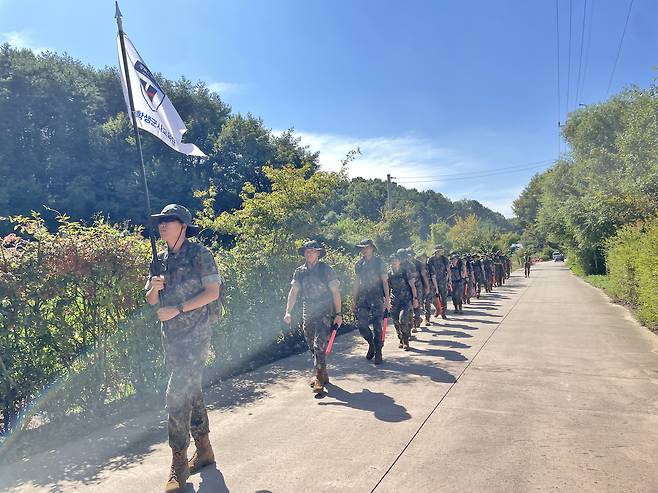 경북전문대가  26일  제11회 다부동 전적기념관 도보 답사 출정식을 가진후 도보행진을 하고 있다.[경북전문대 제공]