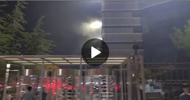 26일 오후 8시 30분께 행정안전부 국가정보자원관리원에서 화재가 발생해 진화중이다.  이번 화재로 전산실 전원이 다운되면서 온나라, 정부 24, 인터넷우체국 등의 서비스가 일부 중단됐다.