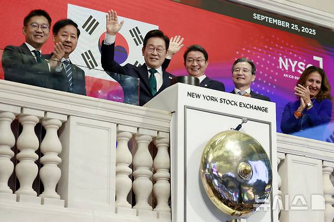 [뉴욕=뉴시스] 최동준 기자 = 이재명(왼쪽 세번째) 대통령이 25일(현지 시간) 미국 뉴욕 증권거래소를 방문해 개장 벨을 타종한 뒤 인사하고 있다.왼쪽부터 김남준 대통령실 제1부속실장, 구윤철 경제부총리 겸 기획재정부 장관, 이 대통령, 이억원 금융위원장, 김용범 정책실장, 린 마틴 뉴욕 증권거래소 회장. 2025.09.25. photocdj@newsis.com