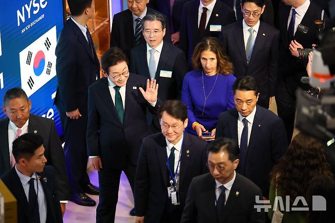 [뉴욕=뉴시스] 최동준 기자 = 이재명 대통령이 25일(현지 시간) 미국 뉴욕 증권거래소를 방문해 개장 벨을 타종하기 위해 이동하고 있다. 푸른색 옷은 린 마틴 뉴욕 증권거래소 회장. 2025.09.25. photocdj@newsis.com