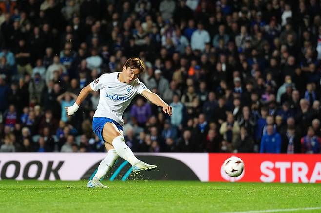 [글래스고=AP/뉴시스]헹크 오현규, 유로파리그서 PK 실축 후 결승골. 2025.09.25.