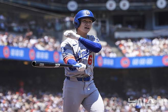 [샌프란시스코=AP/뉴시스] LA 다저스의 김혜성이 12일(현지 시간) 미 캘리포니아주 샌프란시스코 오라클 파크에서 열린 2025 메이저리그 샌프란시스코 자이언츠와의 경기 2회 초 삼진으로 물러나고 있다. 김혜성은 4타수 1안타 1타점 2삼진을 기록했고 다저스는 2-1로 승리했다. 2025.07.13.