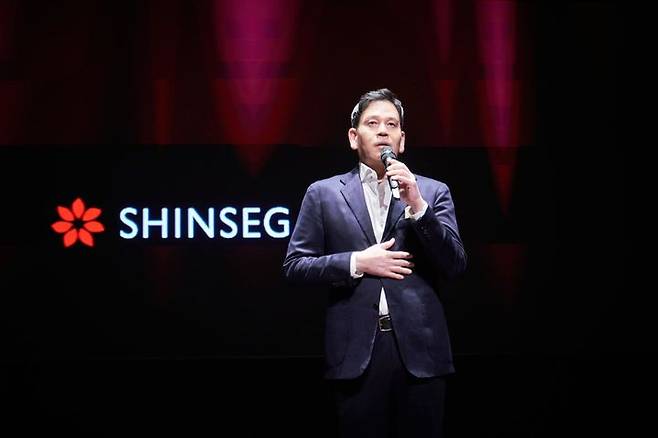 [서울=뉴시스] 정용진 신세계그룹 회장이 지난 21일 서울 중구 신세계남산에서 열린 2025년 신세계그룹 신입사원 수료식에 참석해 질의응답을 하고 있다. (사진=신세계그룹 제공) 2025.02.24. photo@newsis.com *재판매 및 DB 금지