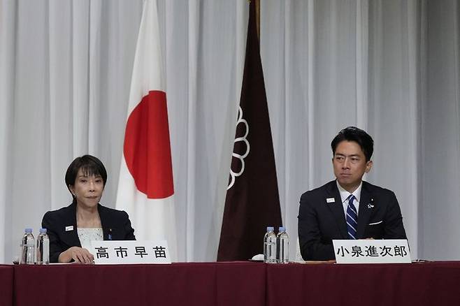 [도쿄=AP/뉴시스]23일 일본 도쿄 자민당 본부에서 총재 선거 후보 공동 기자회견이 열려 후보들이 참석했다. 왼쪽부터 후보인 다카이치 사나에 전 경제안보상, 고이즈미 신지로 농림수산상. 2025.09.23.