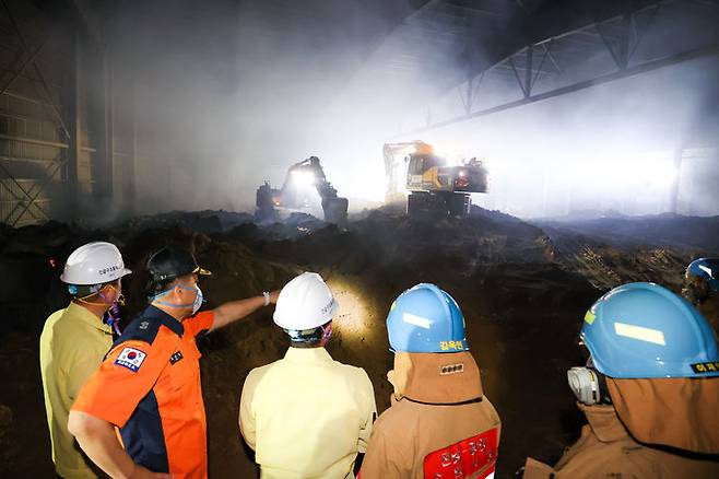 [광양=뉴시스] 전남 광양항 동측배후단지 물류창고에서 화재가 발생하자 광양시장 등이 현장을 확인하고 있다. (사진=뉴시스DB) 2025.09.23. photo@newsis.com *재판매 및 DB 금지