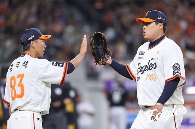 [서울=뉴시스] 프로야구 한화 이글스 류현진이 26일 대전 한화생명볼파크에서 열린 2025 신한 쏠뱅크 KBO리그 LG 트윈스와의 경기에 선발 등판해 무실점으로 이닝을 마친 뒤 마운드를 내려가고 있다. (사진=한화 이글스 제공) 2025.09.26.