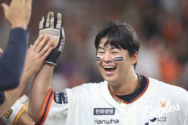 [서울=뉴시스] 프로야구 한화 이글스 노시환이 26일 대전 한화생명볼파크에서 열린 2025 신한 쏠뱅크 KBO리그 LG 트윈스와의 경기에서 득점에 성공한 뒤 활짝 웃고 있다. (사진=한화 이글스 제공) 2025.09.26. *재판매 및 DB 금지