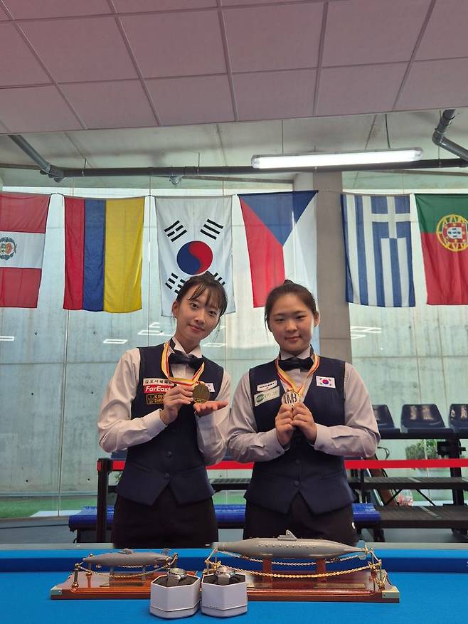[서울=뉴시스] 제13회 세계여자3쿠션선수권대회에서 준우승을 달성한 김하은(오른쪽), 3위에 오른 최봄이. (사진=대한당구연맹 제공) *재판매 및 DB 금지
