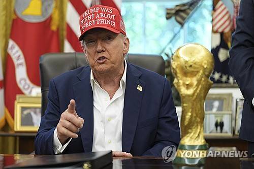 FIFA 월드컵 트로피 앞에 두고 발언하는 트럼프 대통령 [AP 연합뉴스 자료사진. 재판매 및 DB 금지]