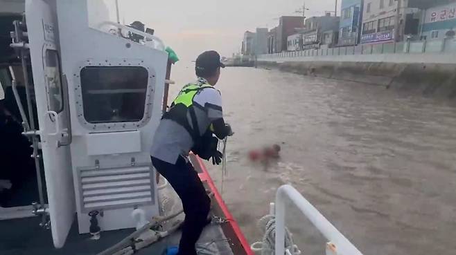 해경이 튜브를 이용해 A(10대)양을 구조하고 있다. 전북 군산해양경찰서 제공