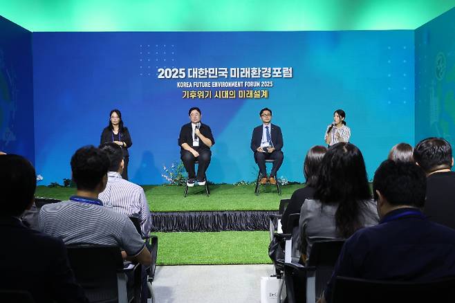 '2025 대한민국 미래환경포럼'에서 윤지로 사단법인 넥스트 미디어총괄을 좌장으로 '기후위기 시대의 미래설계'를 주제로 연사 토론을 하고 있다. CBS 사회공헌센터 제공