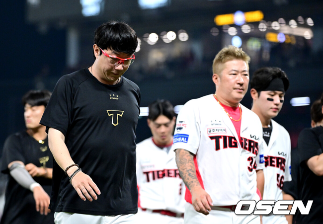 [OSEN=광주, 최규한 기자] LG 트윈스가 타선 폭발을 일으키며 광주 3연전을 모두 이겼다. LG는 24일 광주-기아 챔피언스필드에서 열린 2025 프로야구 신한은행 SOL bank KBO리그 경기에서 KIA 타이거즈를 8-0으로 대파했다. 선발 손주영의 눈부신 무실점 호투와 7회 김현수의 3점홈런 등 대거 8점을 뽑아내는 타선의 응집력을 과시하며 완파했다. 시리즈를 모두 쓸어담고 4연승을 질주했다. 경기를 마치고 KIA 양현종을 비롯한 선수들이 팬들에게 인사한 뒤 그라운드를 나서고 있다. 2025.07.24 / dreamer@osen.co.kr