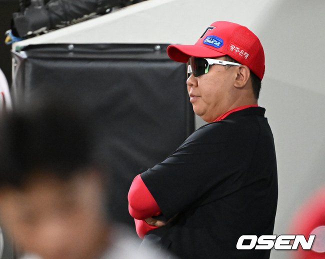 [OSEN=광주, 이대선 기자] 10일 오후 광주-기아 챔피언스필드에서 2025 신한 SOL Bank KBO리그 KIA 타이거즈와 삼성 라이온즈의 경기가 열렸다.KIA는 네일, 삼성은 가라비토를 선발 투수로 내세웠다.KIA 이범호 감독이 경기를 바라보고 있다. 2025.09.10 /sunday@osen.co.kr