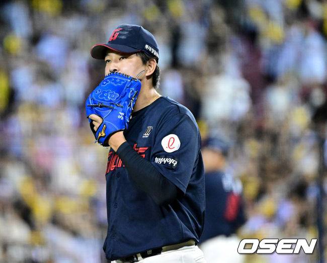 [OSEN=잠실, 최규한 기자] 21일 서울 잠실야구장에서 ‘2025 신한 SOL Bank KBO리그’ LG 트윈스와 롯데 자이언츠의 경기가 열렸다.홈팀 LG는 요니 치리노스, 방문팀 롯데는 이민석을 선발로 내세웠다.연장 10회말 1사 1루 상황 LG 박관우에게 안타를 내준 롯데 투수 김원중이 아쉬워하고 있다. 2025.08.21 / dreamer@osen.co.kr