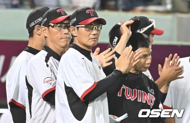 [OSEN=울산, 이석우 기자] 25일 울산 문수야구장에서 2025 신한 SOL 뱅크 KBO 리그 롯데 자이언츠와 LG 트윈스의 경기가 열렸다. 홈팀 롯데는 감보아가, 방문팀 LG는 손주영이 선발로 나섰다.LG 트윈스 염경엽 감독과 코치들이 롯데 자이언츠에 11-1로 승리한 후 기쁨을 나누고 있다. 2025.09.25 / foto0307@osen.co.kr