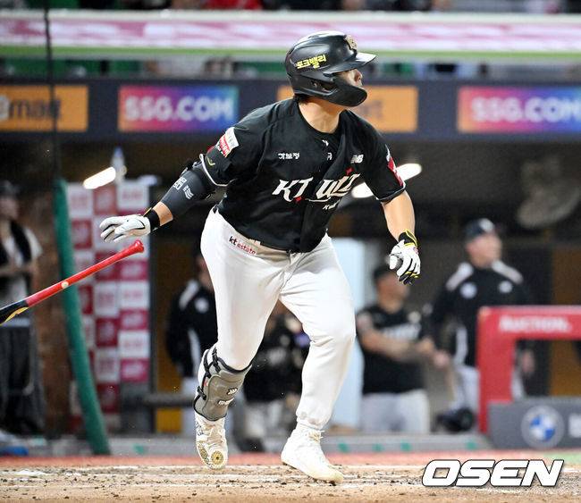 [OSEN=인천, 민경훈 기자] 25일 오후 인천 SSG랜더스필드에서 ‘2025 신한 SOL BANK KBO리그’ SSG 랜더스와 KT 위즈의 경기가 진행됐다.이날 경기에서 SSG은 문승원을, KT는 패트릭을 선발투수로 내세웠다.3회초 1사 주자 만루 KT 강백호가 좌중간 선취 3타점 적시 2루타를 때리고 있다. 2025.09.25 / rumi@osen.co.kr