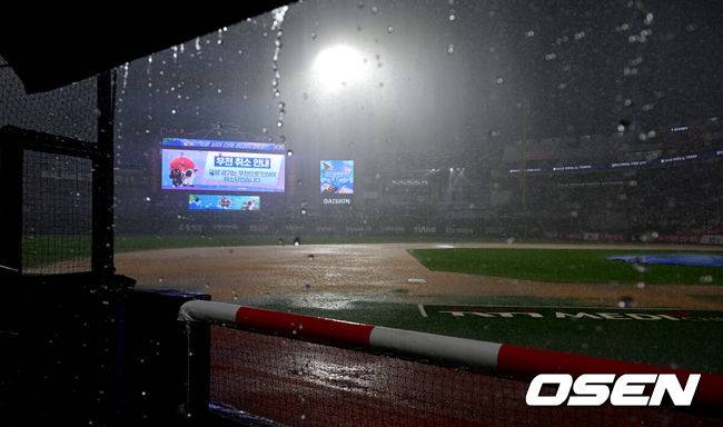 [OSEN=수원, 최규한 기자] 13일 경기도 수원 KT위즈파크에서 열릴 예정이던 ‘2025 신한 SOL Bank KBO리그’ KT 위즈와 LG 트윈스의 경기가 우천으로 취소됐다.이날 경기는 장내 아나운서가 양 팀 선발 라인업까지 발표하며 경기 시작을 준비했지만, 갑작스런 폭우가 이어져 결국 취소를 선언했다. 양 팀의 이번 경기는 추후 편성 예정.위즈파크 전광판에 우천 취소 안내 문구가 표시되고 있다. 2025.08.13 / dreamer@osen.co.kr
