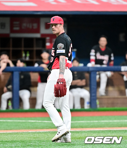 [OSEN=고척 박준형 기자] 24일 오후 서울 고척스카이돔에서 ‘2025 신한 SOL BANK KBO리그’ 키움 히어로즈와 KIA 타이거즈의 경기가 진행됐다.이날 경기에서 키움은 하영민을, KIA는 올러 선발투수로 내세웠다.6회말 2사 1루 키움의 체크스윙 비디오판독에 KIA 올러가 깜짝 놀라고 있다. 2025.09.24 / soul1014@osen.co.kr