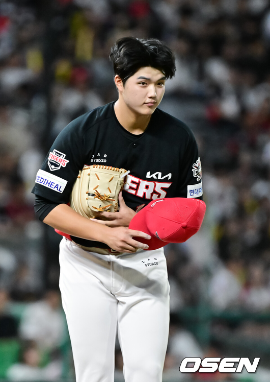 [OSEN=인천, 박준형 기자] 23일 오후 인천 SSG랜더스필드에서 ‘2025 신한 SOL BANK KBO리그’ SSG 랜더스와 KIA 타이거즈의 경기가 진행됐다.이날 경기에서 SSG은 김건우를, KIA가 김태형을 선발투수로 내세웠다.1회말 KIA 선발투수 김태형이 한유섬에게 몸에 맞는 공을 던진 후 사과하고 있다. 2025.09.23 / soul1014@osen.co.kr