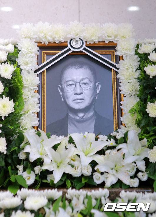 [OSEN=사진팀] 25일 폐기흉 증세 악화로 세상을 떠난 개그맨 전유성의 빈소가 서울아산병원에 마련됐다. 향년 76세.발인은 28일 진행되며 장례는 희극인장으로 치뤄진다. /photo@osen.co.kr<사진=사진공동취재단>