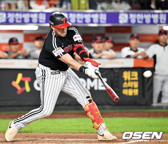 [OSEN=대전, 민경훈 기자] 26일 오후 대전 한화생명볼파크에서 2025 신한 SOL Bank KBO리그 한화 이글스와 LG 트윈스의 경기가 열렸다.한화는 류현진, LG는 치리노스를 선발 투수로 내세웠다.6회초 1사 LG 오스틴이 좌월 선취 솔로 홈런을 때리고 있다. 2025.09.26 /rumi@osen.co.kr
