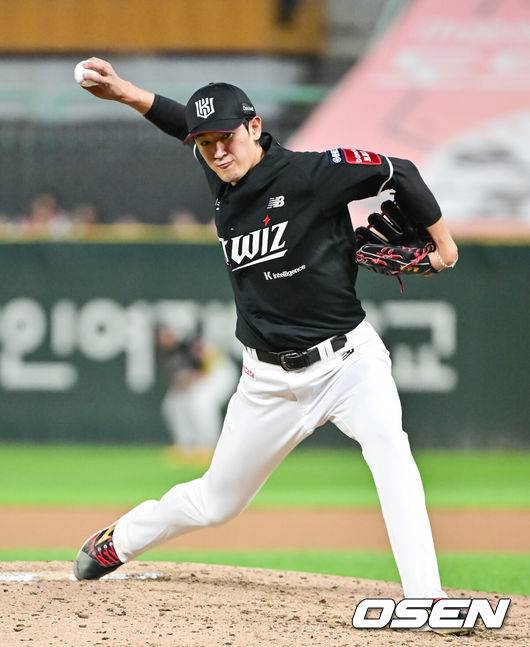 [OSEN=인천, 박준형 기자 ] 25일 오후 인천 SSG랜더스필드에서 프로야구 SSG 랜더스와 KT 위즈의 경기가 진행됐다.이날 경기에서 SSG은 화이트를 KT는 고영표를 선발투수로 내세웠다.4회말 KT 선발투수 고영표가 역투하고 있다.  2025.09.25 / soul1014@osen.co.kr
