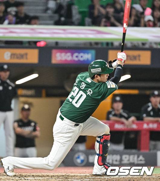 [OSEN=인천, 박준형 기자 ] 25일 오후 인천 SSG랜더스필드에서 프로야구 SSG 랜더스와 KT 위즈의 경기가 진행됐다.이날 경기에서 SSG은 화이트를 KT는 고영표를 선발투수로 내세웠다.5회말 1사 2,3루 SSG 조형우가 2타점 적시타를 날리고 있다  2025.09.25 / soul1014@osen.co.kr