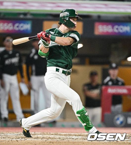 [OSEN=인천, 박준형 기자 ] 25일 오후 인천 SSG랜더스필드에서 프로야구 SSG 랜더스와 KT 위즈의 경기가 진행됐다.이날 경기에서 SSG은 화이트를 KT는 고영표를 선발투수로 내세웠다.6회말 2사 3루 SSG 최지훈이 1타점 적시타를 날리고 있다. 2025.09.25 / soul1014@osen.co.kr