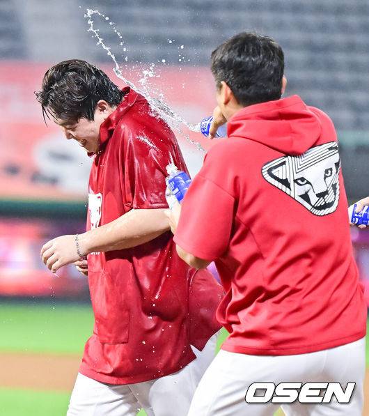 [OSEN=인천, 박준형 기자 ] 프로야구 SSG 랜더스가 지난 경기 1-10 대패를 설욕하며 3위 자리를 지켰다.SSG는 26일 인천 SSG랜더스필드에서 열린 ‘2025 신한은행 SOL Bank KBO리그’ KT 위즈와의 경기에서 5-2로 승리했다. SSG는 지난 25일 KT에 1-10 대패를 당해 4위 삼성에&nbsp;0.5게임차까지 추격을 허용했지만 이날 승리로 삼성의 추격을 따돌리고 3위 수성에 성공했다.&nbsp;경기종료 후 SSG 노경은이 30홀드 달성한 이로운에게 축하 물세례를 하고 있다.     2025.09.25 / soul1014@osen.co.kr