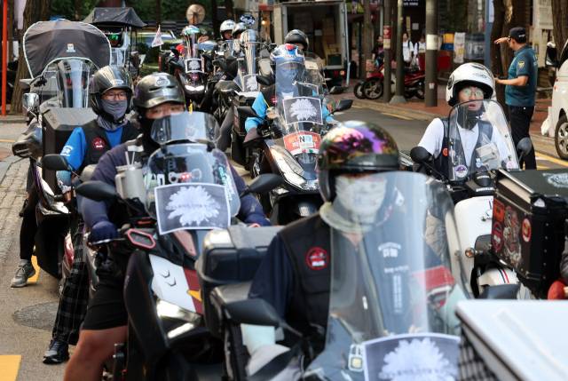 ▲2025 산재사망 배달노동자 추모 행진에 참가한 라이더유니온 조합원을 비롯한 배달 노동자들이 지난달 12일 서울 중구 민주노총 앞에서 산재 대책 마련 등을 촉구하며 약식 추모 집회를 마친 뒤 용산 대통령실 방면으로 행진하고 있다. ⓒ연합뉴스